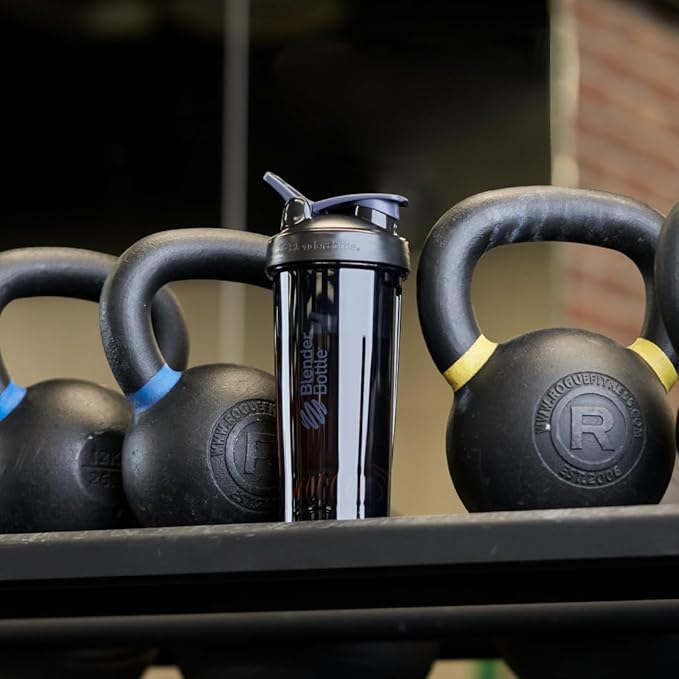 BlenderBottle Shaker Bottle Pro Series Perfect for Protein Shakes and Pre Workout, 24-Ounce, Black